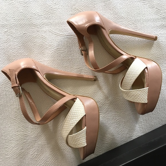 Just Fabulous size 9 shoes. Tawney design, color nude. Like new condition. - Picture 10 of 12